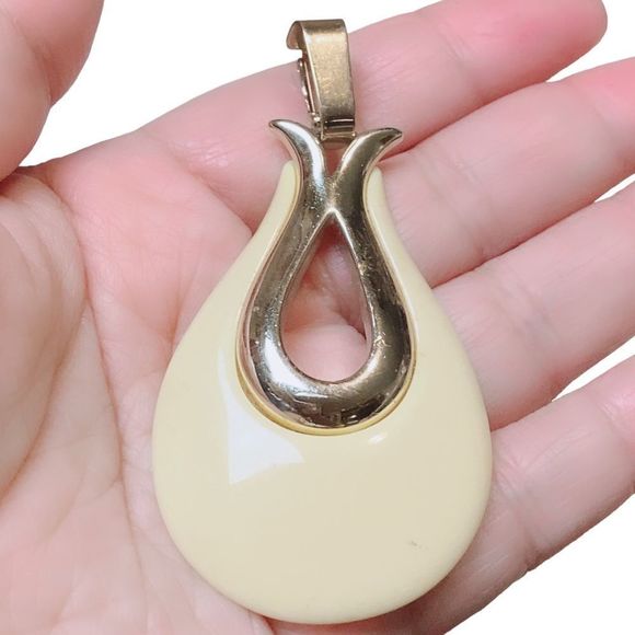 Vintage SARAH COVENTRY Ivory Color Enamel Teardrop Shape Pendant